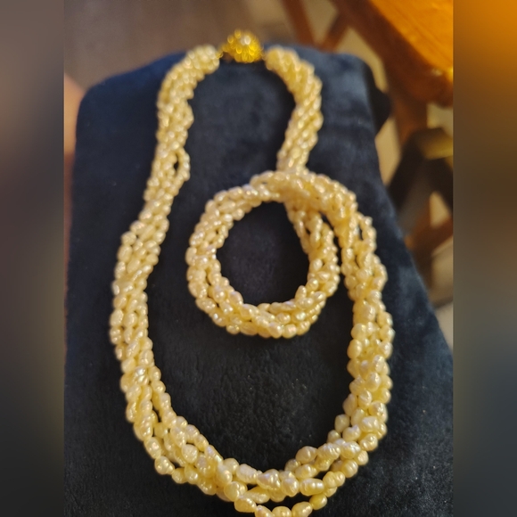 Elegant Freshwater Pearl Necklace - Picture 1 of 1